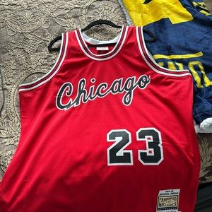 ROOKIE (1984-1985) Mitchell and Ness Michael Jordan bulls jersey